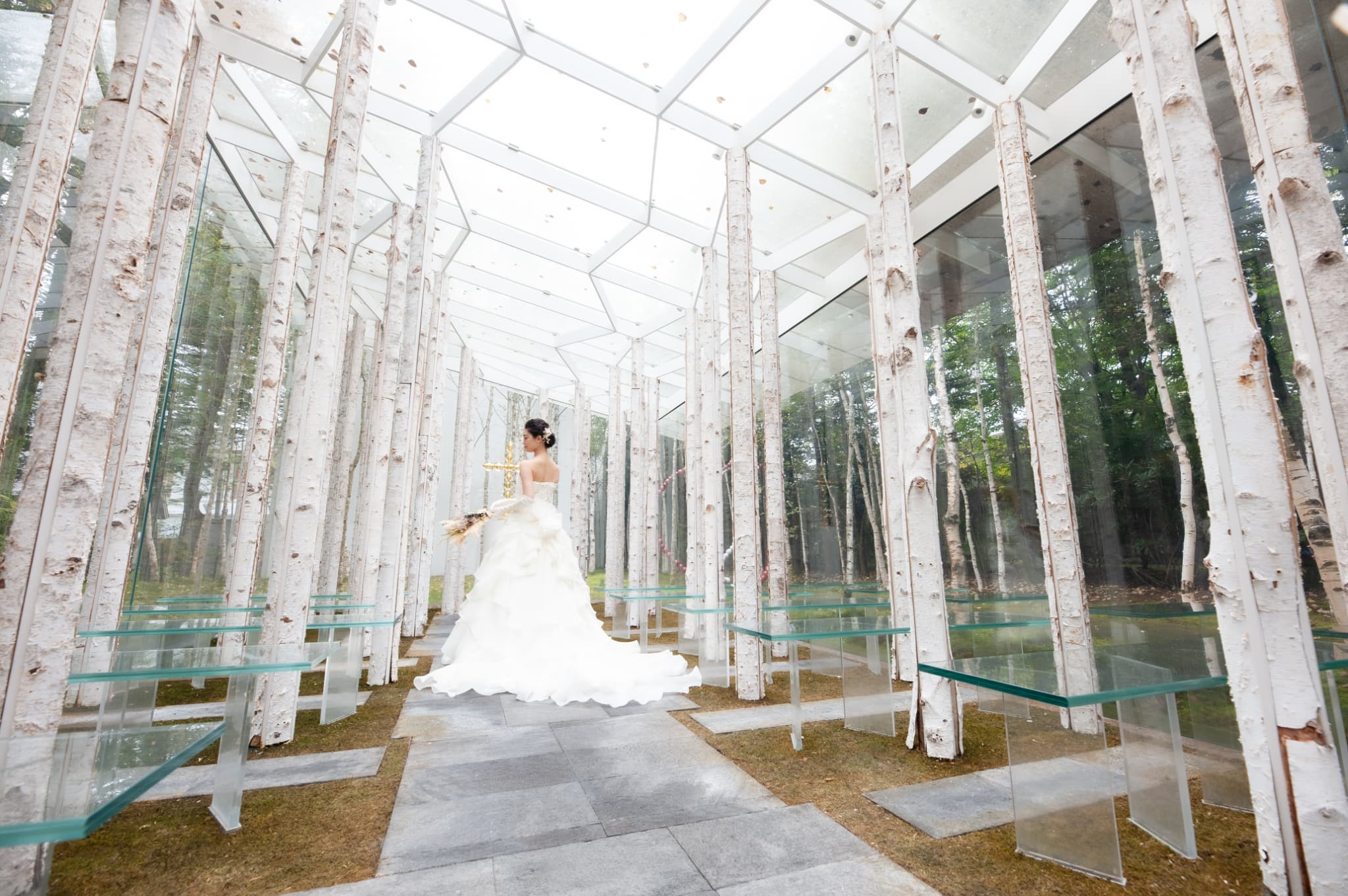 建築家・隈研吾氏と、現代美術家オトニエル氏によるチャペルとアートが一体となった空間。唯一無二のアートウェディングをおふたりに。